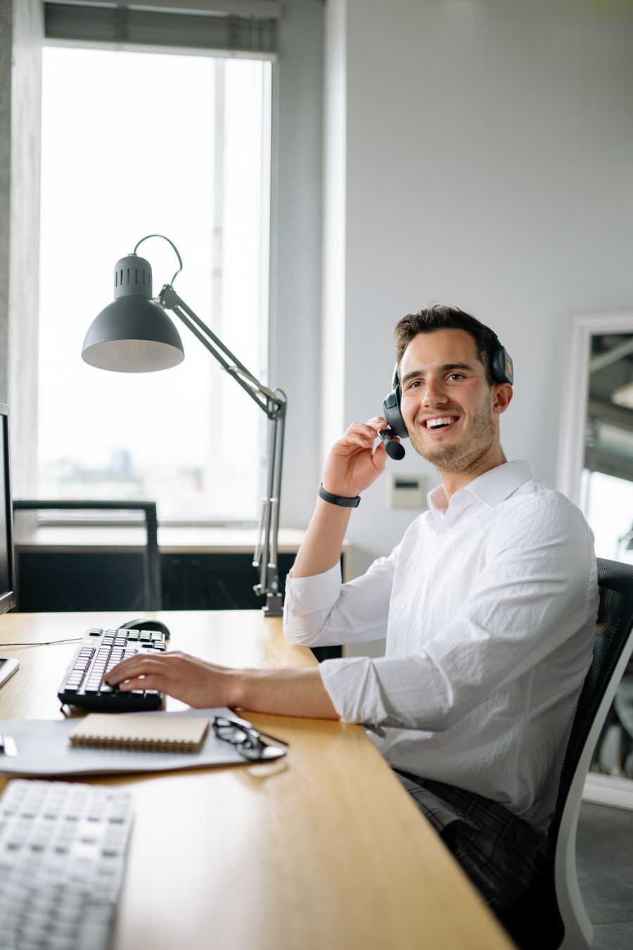 Atendente com fone de ouvido no computador