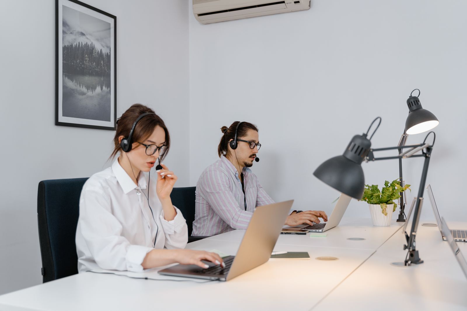 Equipe com fones de ouvido trabalhando no escritório